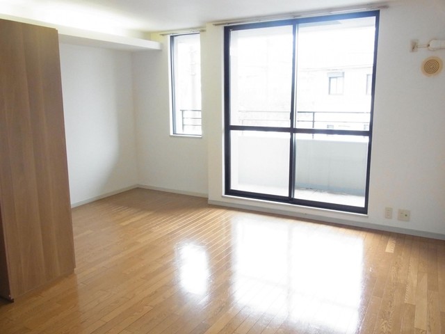 居室・リビング　【洋室】遮音性の高いＬ－４５フローリングを使用しています。