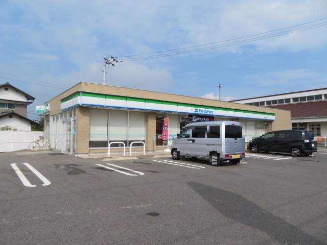 コンビニ　ファミリーマート（コンビニ）まで586m