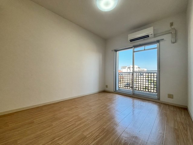 居室・リビング　別号室の写真です。ご参考までに