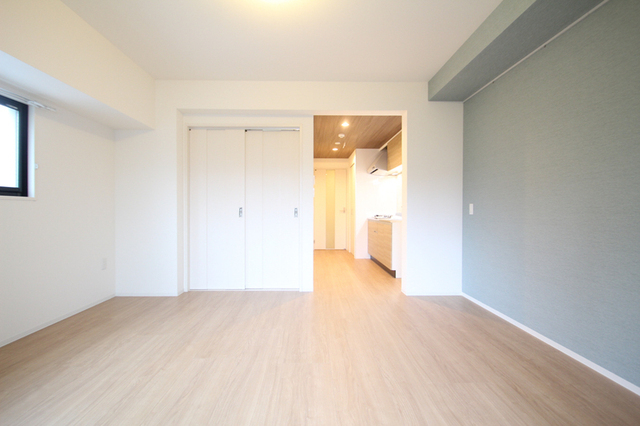 居室・リビング　水色のアクセントクロスがおしゃれ！