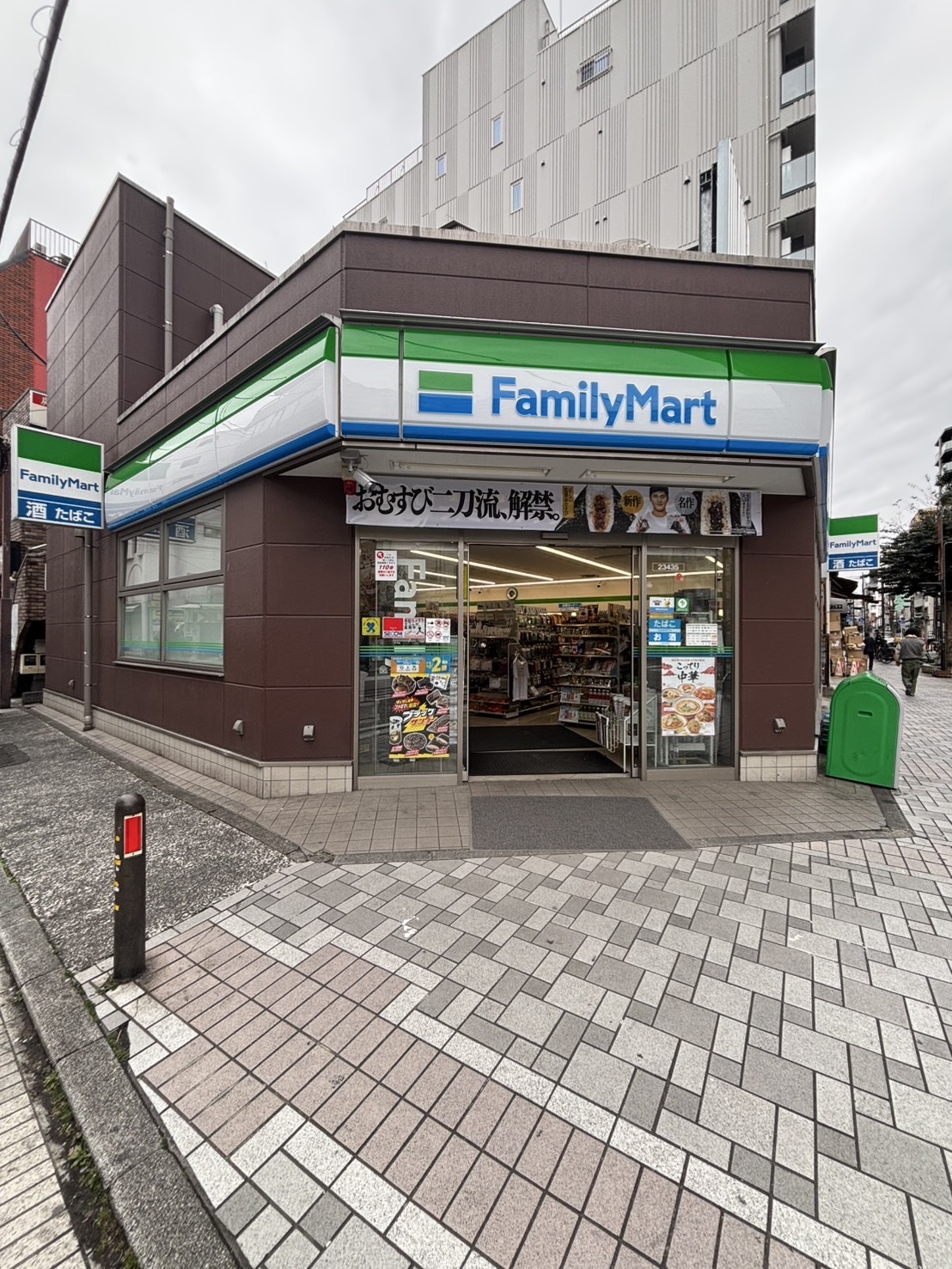 コンビニ　ファミリーマート横浜イセザキモール店（コンビニ）まで150m