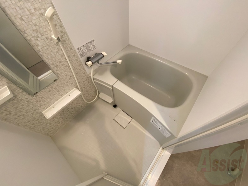 バス・シャワールーム　バスルームは狭すぎず、シャワーも浴びやすそうです。