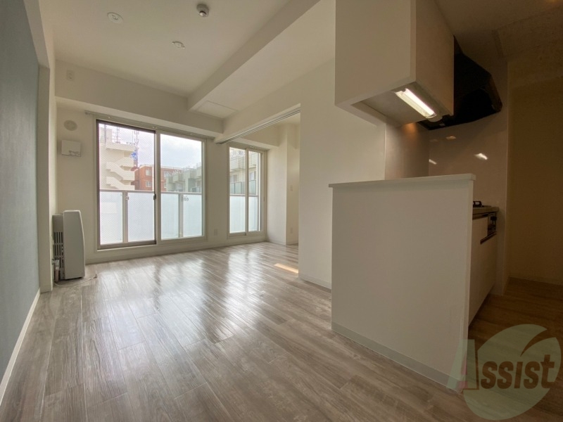 居室・リビング　８．４帖のＬＤＫです。広々として、きれいですね。