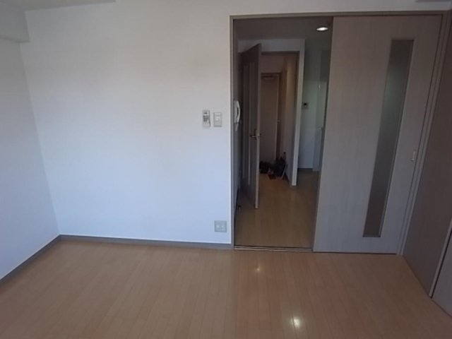 居室・リビング　落ち着いた色調の洋室です