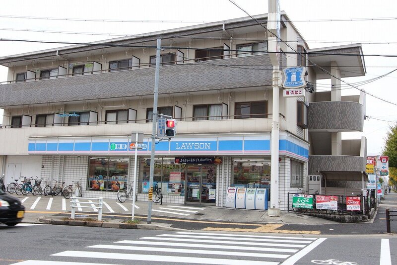 コンビニ　ローソンJR八田駅前店（コンビニ）まで495m