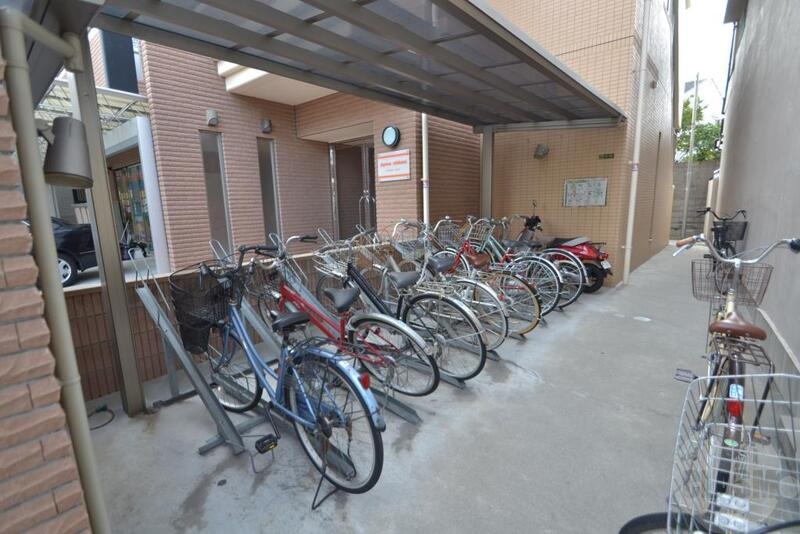 エントランス　屋根付き駐輪場