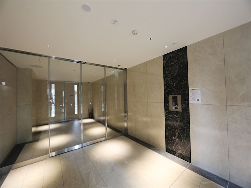 エントランス　エントランス　オートロック付　防犯カメラ有り