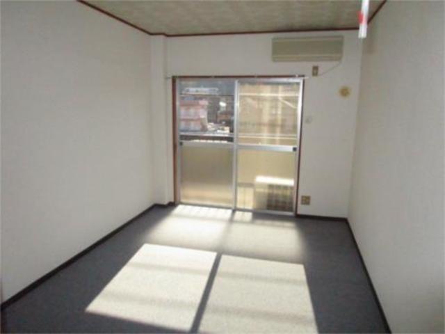 居室・リビング　タイルカーペットのお部屋です