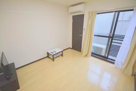 居室・リビング　白を基調とした内装でおしゃれで、落ち着ける空間です。