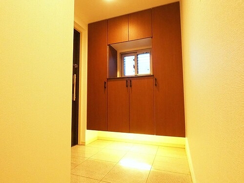 玄関　収納豊富なシューズボックス