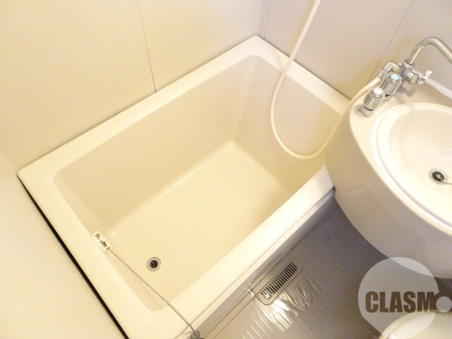 バス・シャワールーム　キレイにリフォームされています♪