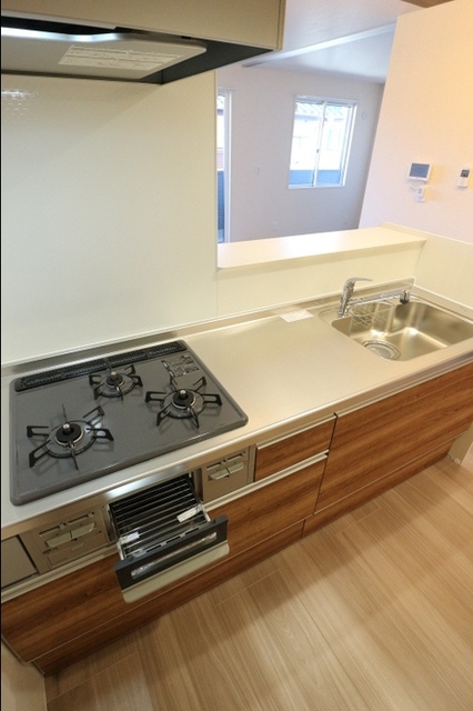 キッチン　ガスコンロ３口　グリルも付いてます