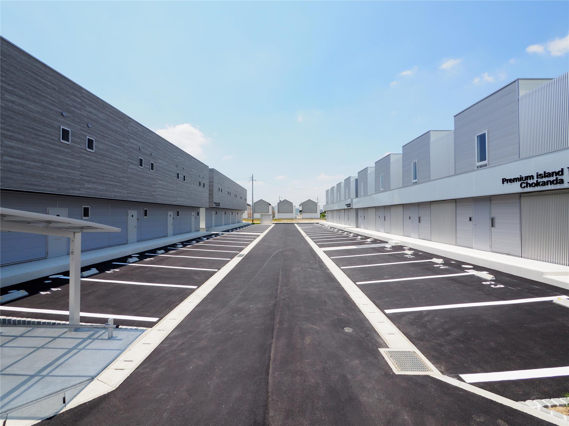 建物外観　シャープなシルバーにリアルな木目の風合い