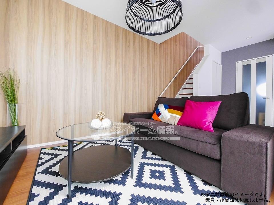 居室・リビング　木目のアクセントクロスが居心地の良い優しい空間