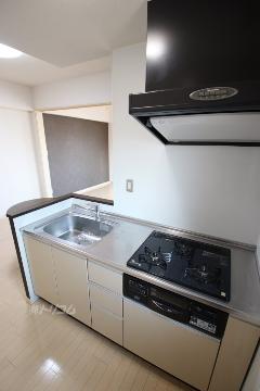 キッチン　ガスコンロとグリル付システムキッチン