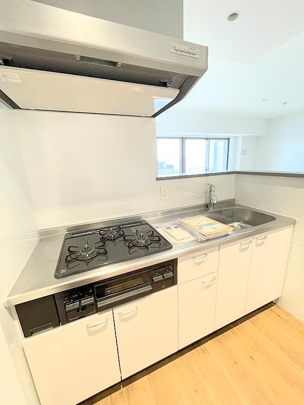 キッチン　システムキッチン・グリル付き３口ガスコンロ