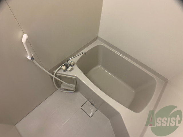 バス・シャワールーム　バスルームは狭すぎず、シャワーも浴びやすそうです。