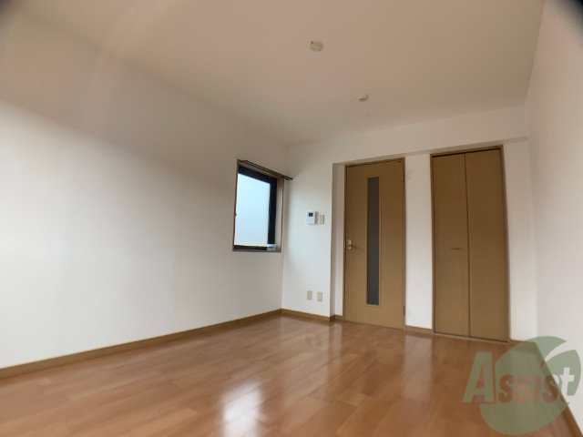 居室・リビング　８帖の洋室です。広々として、きれいですね。