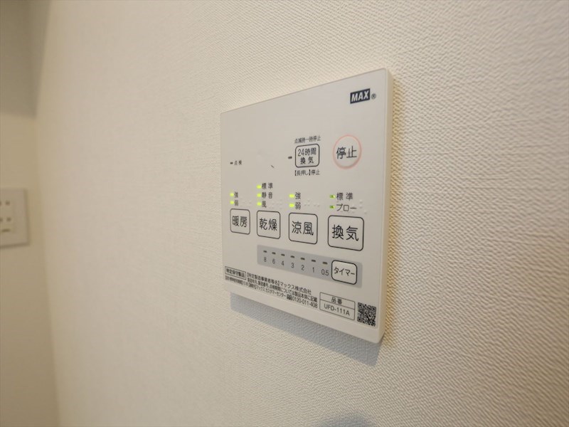 その他設備　浴室暖房乾燥機付き