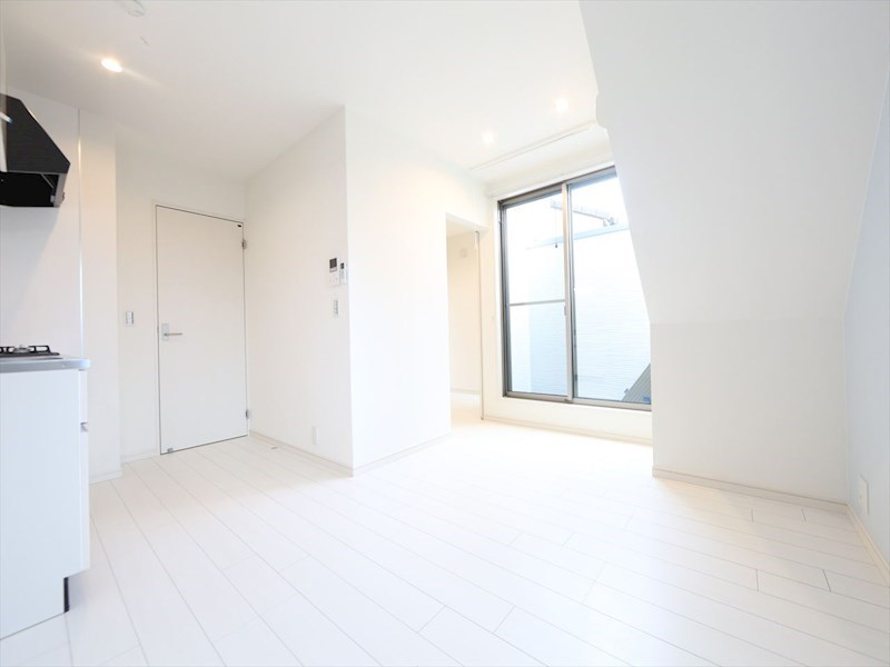 居室・リビング　ＬＤＫ8.4帖　エアコン完備　ルーフバルコニー