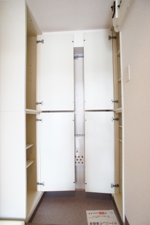 玄関　玄関には下駄箱があるのでスッキリとした空間を保てます