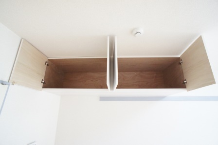 その他設備　洋室の吊り戸棚です