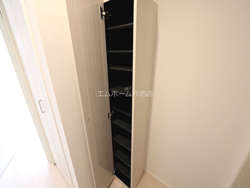 玄関　玄関　シューズボックス付（収納充実してます）