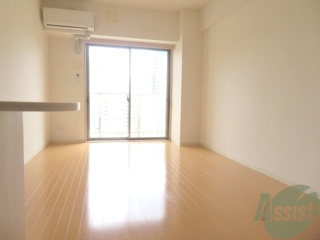 居室・リビング　１０．６帖の洋室です。広々として、きれいですね。