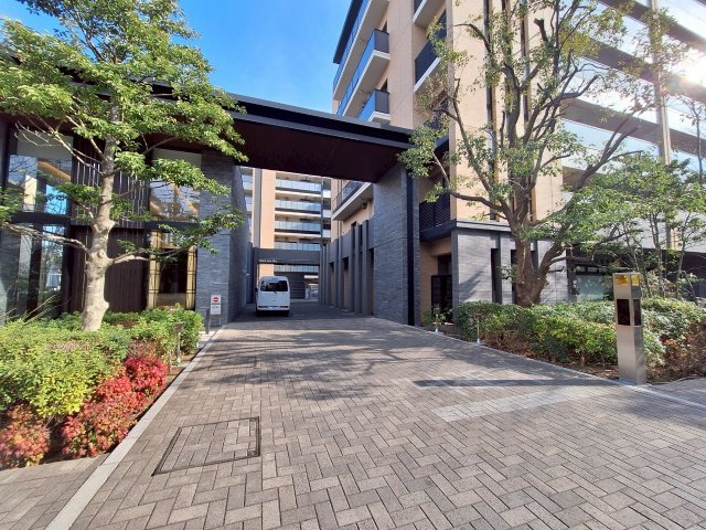 駐車場　★駐車場入口★アプローチを進むと奥には重厚感あるゲート・防犯