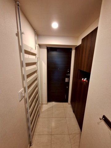 玄関　★玄関にはスイッチ組込型の人感センサーにより、照明が自動点灯