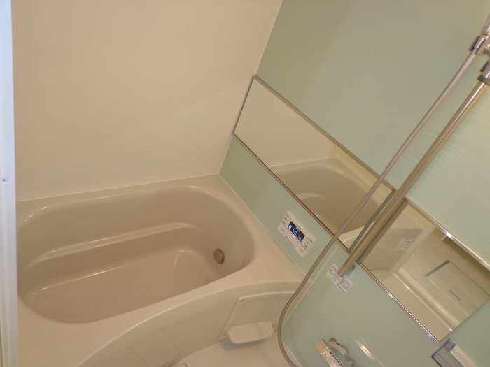 バス・シャワールーム　長い鏡が便利なお風呂♪