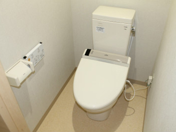 トイレ　温水シャワー付きトイレでいつでも快適です。