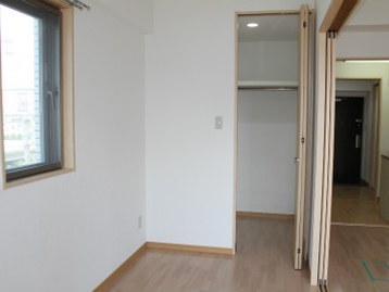 収納　パイプハンガーが設置されてます。コートやスーツ、洋服の収納◎