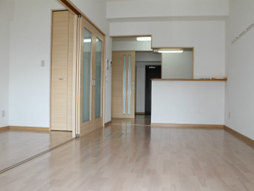 居室・リビング　白色系のリビングで清潔なイメージ。家具選びが楽しめます。