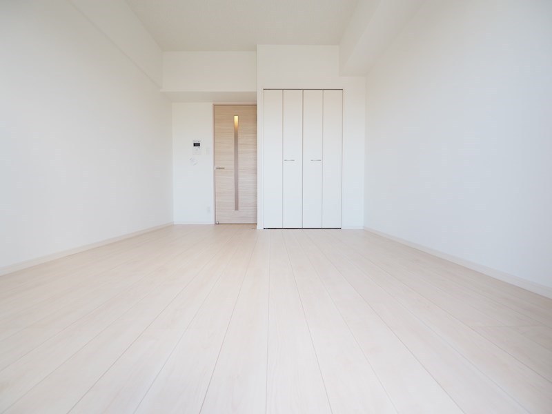 居室・リビング　広々としたお部屋で家具もいろいろ配置できそうですね