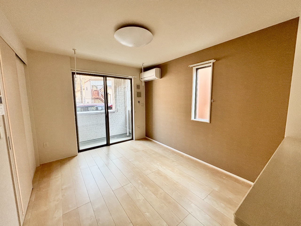 居室・リビング　リビング部分・広々、日当たり良好です♪