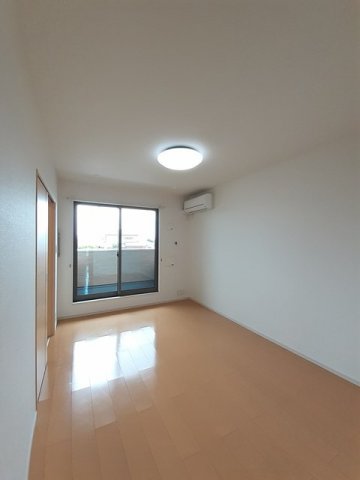 居室・リビング　こちらの居間で趣味の時間をお楽しみください