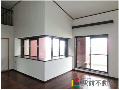 その他設備　窓が多いリビング♪