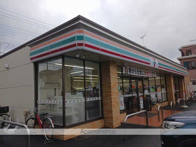 コンビニ　セブンイレブン（コンビニ）まで827m