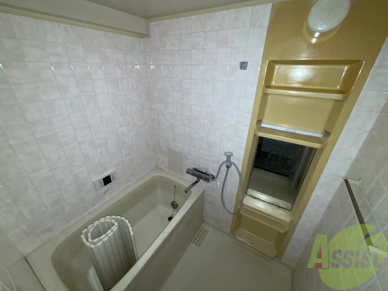 バス・シャワールーム　浴室はシンプルな造りですが、棚もあり、快適に利用できます。