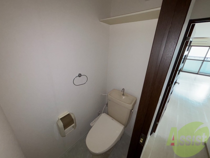 トイレ　トイレはウォシュレット付きで、上には棚がございます。