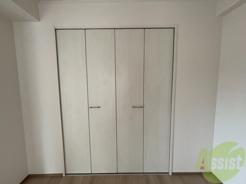 収納　クローゼットは折り戸タイプのものになります。