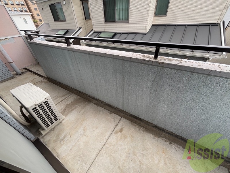 バルコニー　バルコニーは広々としており、洗濯物を干すことができます。