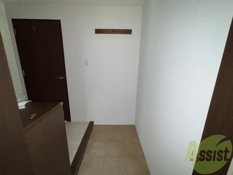 玄関　玄関から撮影したもの。お部屋がすぐ見えないのは安心ですね。