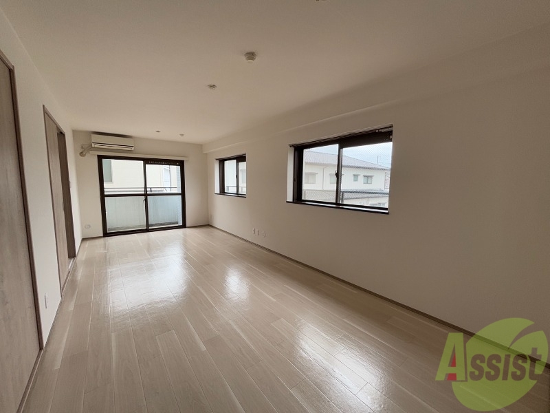 居室・リビング　リビングは１６帖の広さがあり、窓が多いので陽当たり良好です。