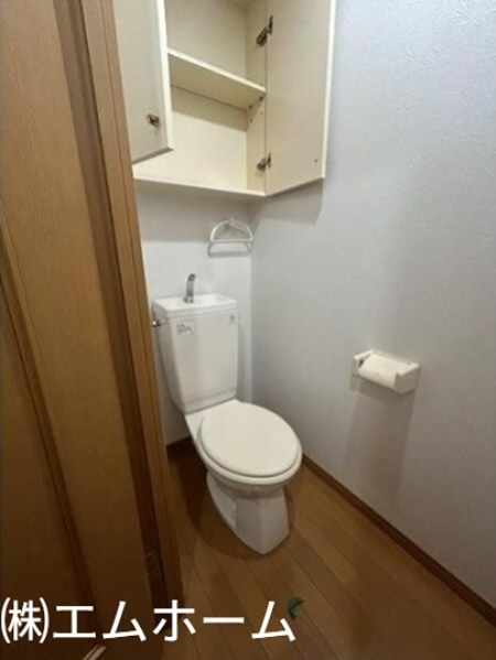 トイレ　トイレ　収納棚付き