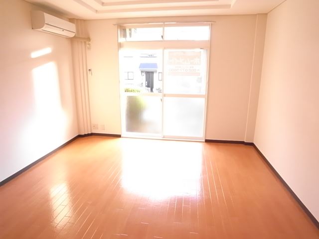 居室・リビング　日当たり良好の洋室