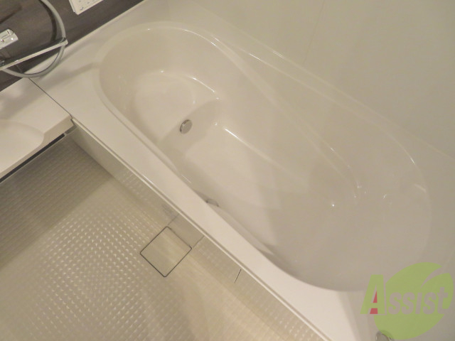 バス・シャワールーム　浴室はこちらのユニットバスになりますねー。