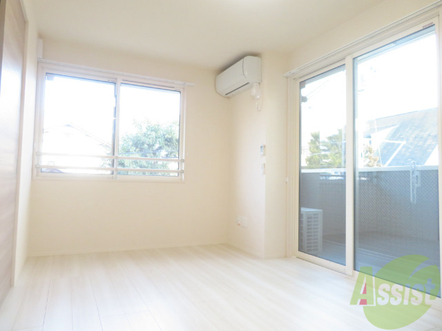 居室・リビング　こちらは綺麗なフローリングのお部屋ですね