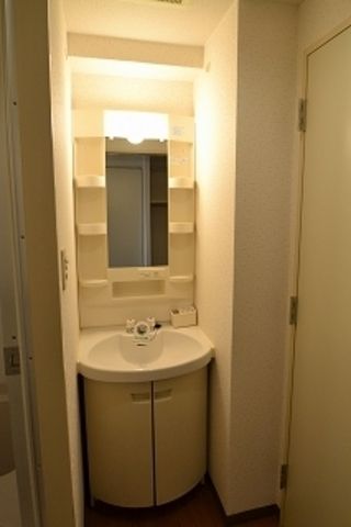 洗面設備　小物収納付きの独立洗面台です♪